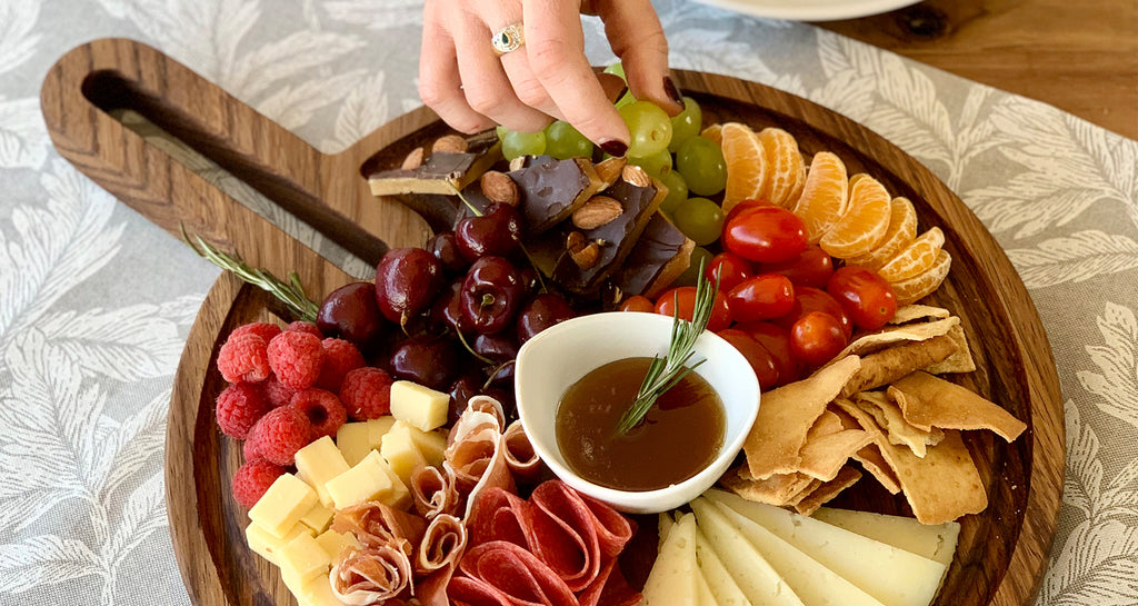 Sirve tus botanas gourmet en tablas de quesos