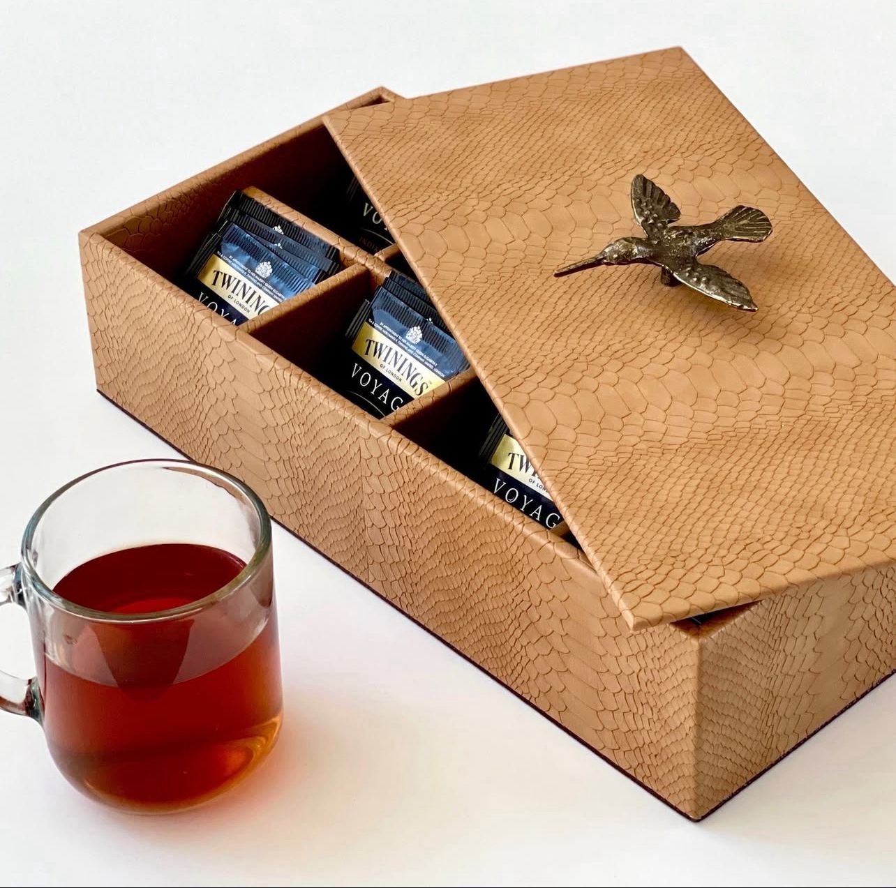 Caja Ortiga Drillo Camel Herraje Colibrí (8 divisiones) - Caja para Té