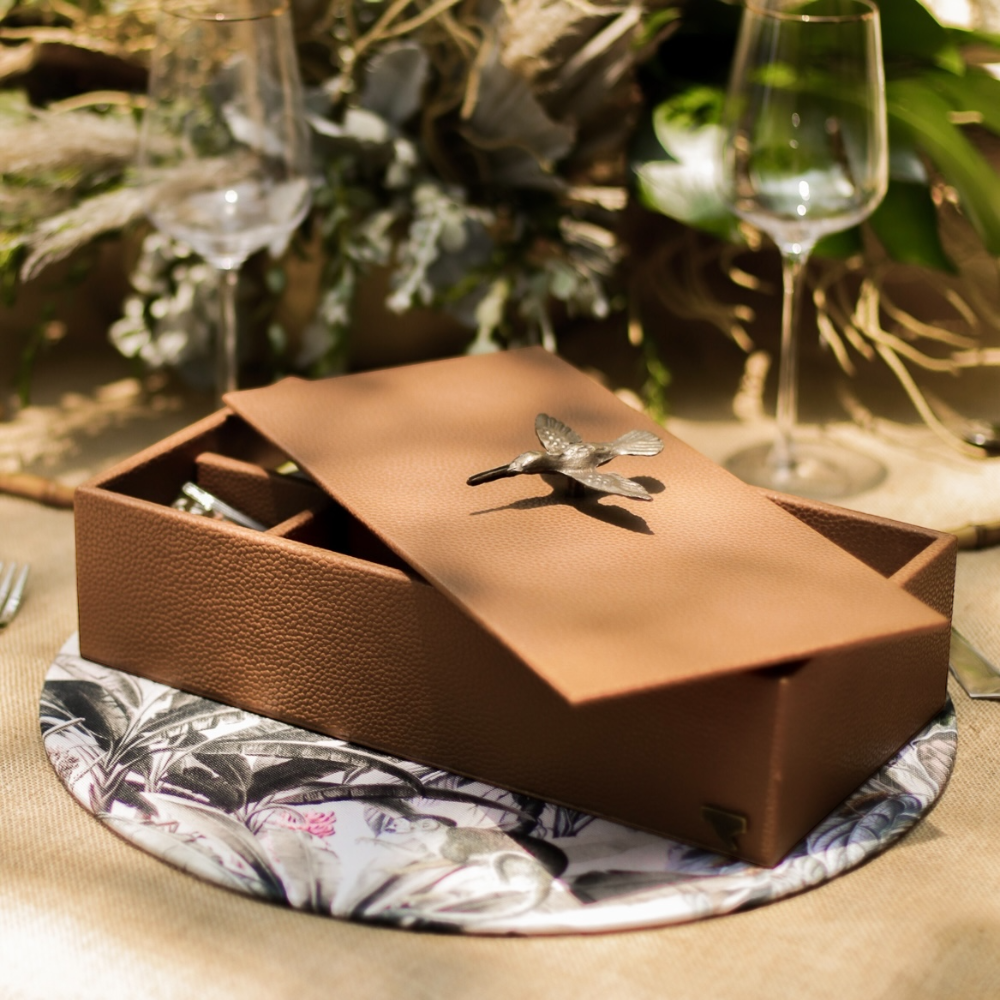 Caja Ortiga Liso Camel Herraje Colibrí (8 divisiones) - Caja para Té